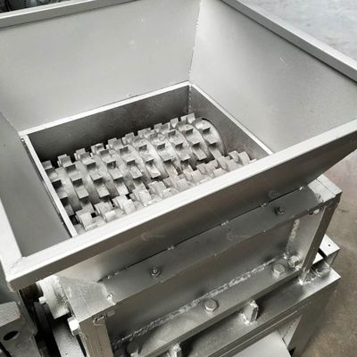 Máquina de trituração de sucata de duplo eixo de 4000W para triturar e reciclar plásticos
