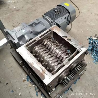Máquina de trituração de sucata de duplo eixo de 4000W para triturar e reciclar plásticos